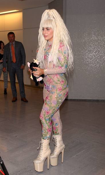 La popstar Lady Gaga si  presentata all&#39;aeroporto di Tokyo con l&#39;ennesimo look stravagante: questa volta, in occasione del tour in Giappone, ha scelto di diventare la Venere del Botticelli (Olycom)